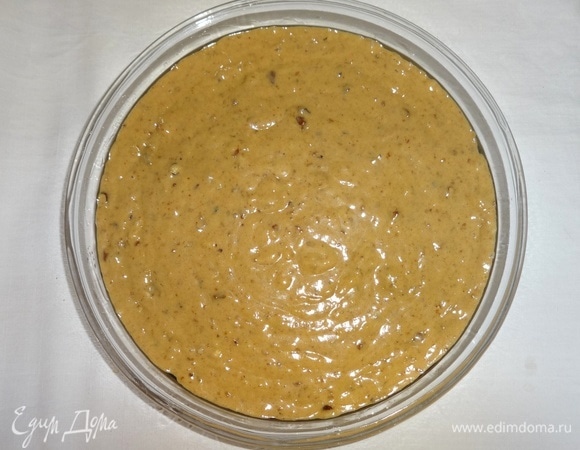 Форму смазать растительным маслом, выложить тесто. Поставить в разогретую до 180°C духовку на 35–40 минут. Ориентируйтесь при выпечке на свою духовку.