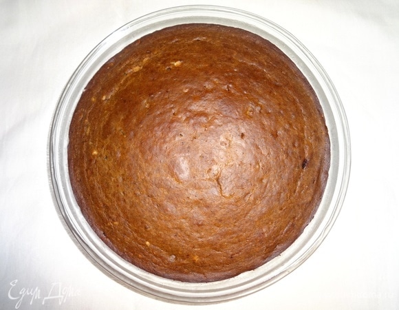 Готовый пирог достать из духовки. Дать немного остыть.