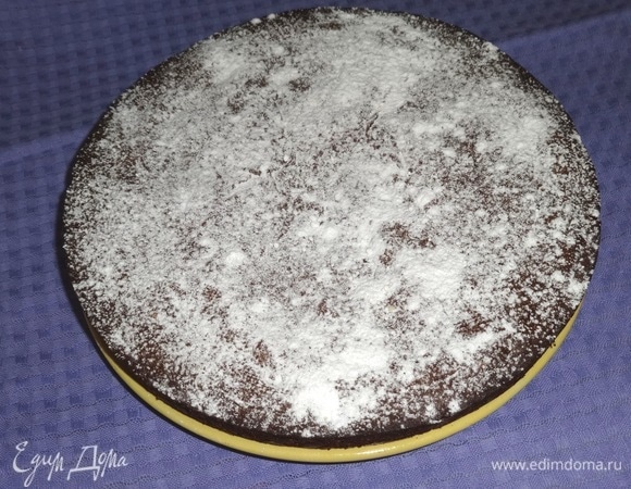 Пирог переложить на блюдо, посыпать сахарной пудрой.