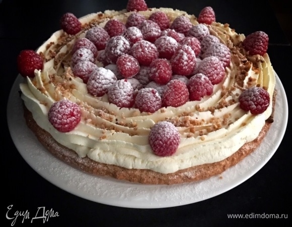 Крем выкладываем на корж и украшаем. Можно подавать сразу или поставить в холодильник. Приятного аппетита!