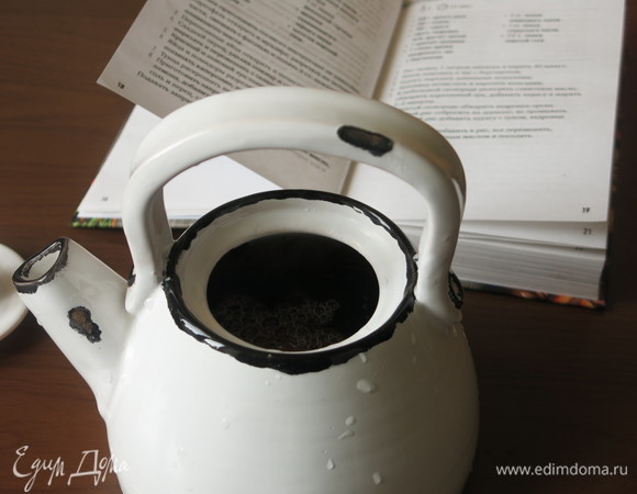 Ставим вариться рис. Завариваем чай с бергамотом.