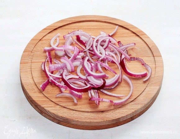 Красную луковицу почистить и нарезать полукольцами.