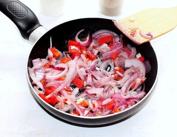 Добавить сладкий перец, чеснок, посолить, перемешать и продолжать готовить на среднем огне.