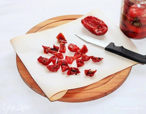 Вяленые помидоры нарезать небольшими кусочками и отправить к луку и перцу. Испанский пикантный перец (я заменила на чили) мелко нарезать, добавить в сковороду с овощами, все перемешать.