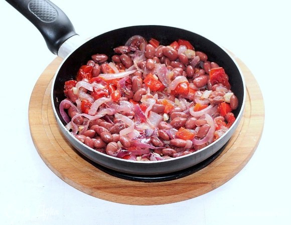 Выложить к овощам готовую фасоль, перемешать и еще немного все прогреть.