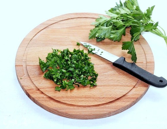 Кинзу (у меня листья петрушки) мелко порубить.