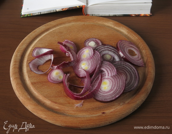 Нарезаем лук полукольцами.