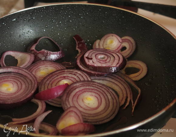 Обжариваем лук на масле. В исходном рецепте — на сливочном.