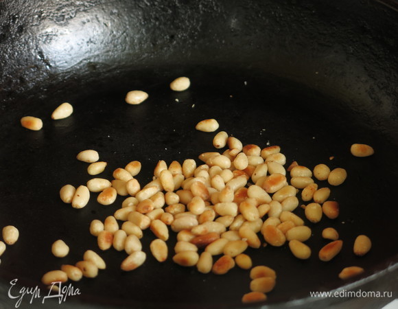 На другой сковороде обжарить орехи.
