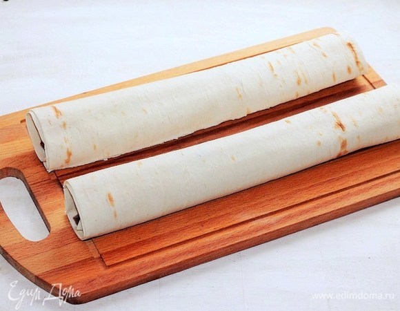 Разрежьте каждый рулет на 2 части или на порционные куски высотой 5–6 см. Рулеты можно обжарить на растительном масле.