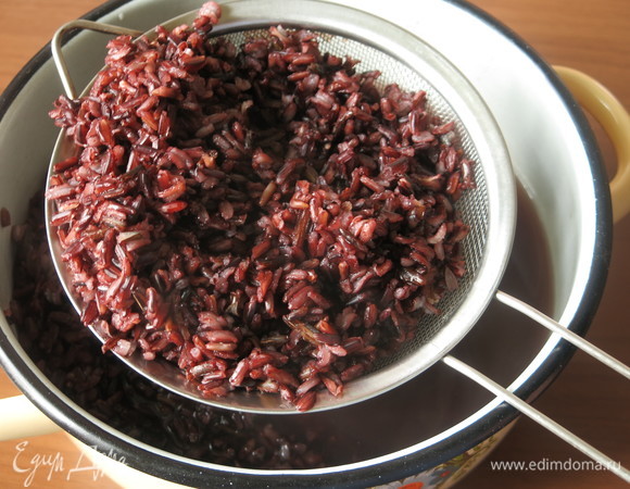 Отбрасываем его на дуршлаг, не промываем. Я уменьшила количество риса в рецепте.