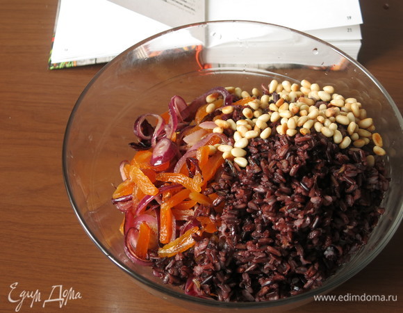 В горячий рис добавляем курагу с луком, орехи.