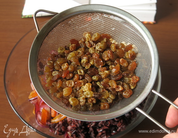 Изюм отжимаем и добавляем в салат.