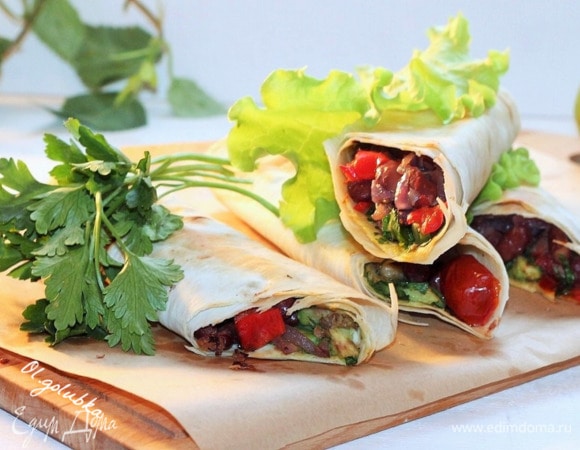 Юлия Высоцкая советует: «Испанский пикантный перец можно запечь на гриле, освободить от кожуры и семян, а потом залить хорошим маслом. Не нашли испанского перца — добавьте перец чили. Кинзу смело заменяйте базиликом или петрушкой».