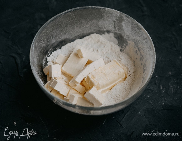 Охлажденное масло нарезать кубиками и порубить с мукой.