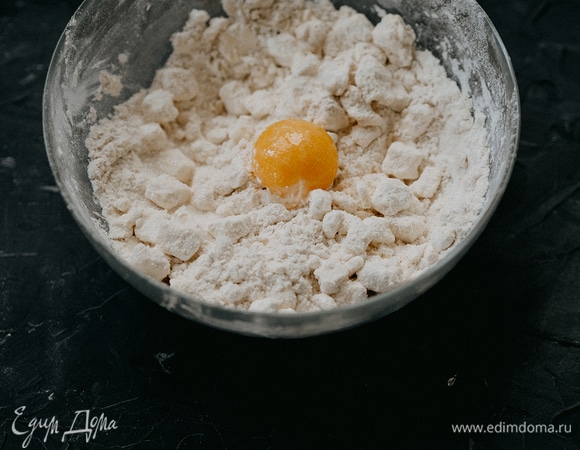 Добавить желток, сахар, соль и измельчить все в крошку.