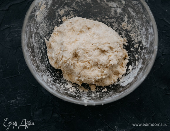 По одной ложке влить 3–4 ст. л. ледяной воды и перемешать- тесто соберется в один комок.