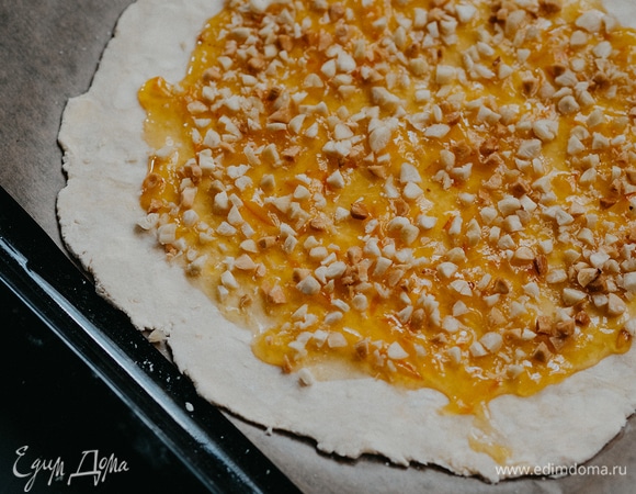 Посыпать измельченным миндалем.