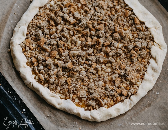 Печенье покрошить руками и посыпать пирог. Слегка завернуть края теста, чтобы получились небольшие бортики.