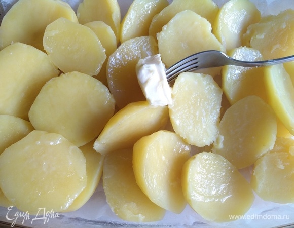 Щедро смазываем сливочным маслом. Посыпаем морской солью, паприкой и черным молотым перцем.