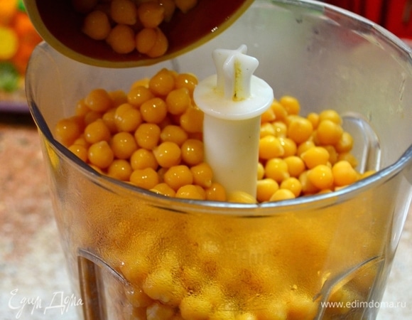 Взбить готовый нут (3 стакана готового) в блендере, постепенно добавляя бульон, в котором варился нут.