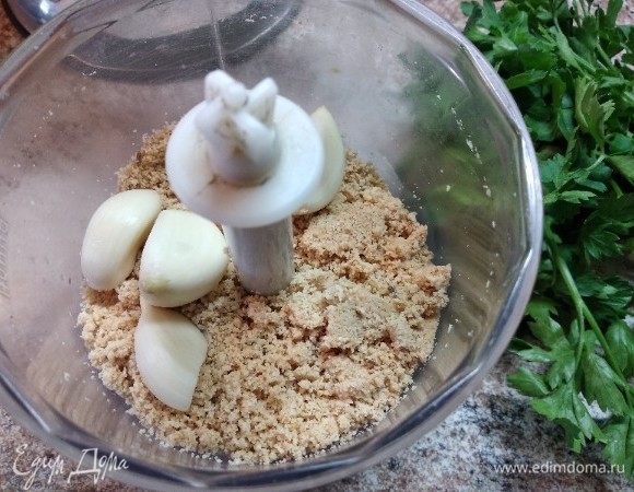 Разбить в кофемолке зиру, специи, чеснок, зелень, добавить масла оливкового.