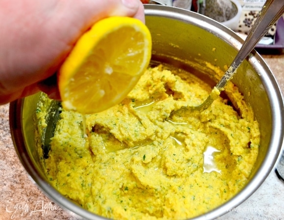 Добавляем сок лимона и взбиваем до нужной нам консистенции пюре. В зависимости от продукта, добавленного в хумус, он может приобретать различные вкусовые оттенки. Популярные добавки к хумусу: жареный красный перец, чеснок, жареный лук, жареные помидоры, кедровые орехи, тыквенное пюре, сыр фета, копченая паприка, какао.