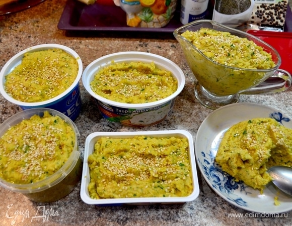 Готовое пюре из нута разложить по емкостям, посыпать кунжутом, слегка полить оливковым маслом, закрыть и убрать в холодильник.