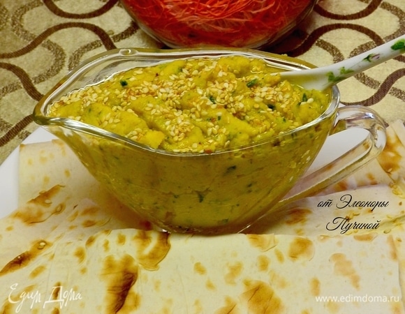 В креманке или сливочнике подать хумус на стол для любимых к обеду или ужину.