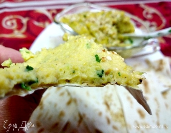 Я подала хумус с чипсами из лаваша! Приятного аппетита!