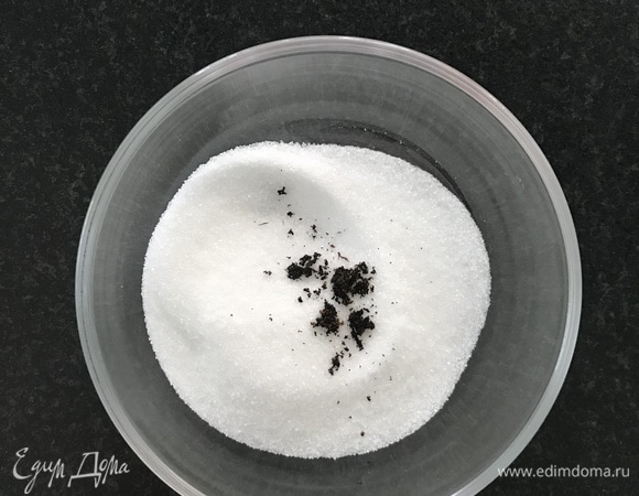 Тесто: стручок ванили разрезать, собрать семена и смешать их с сахаром.