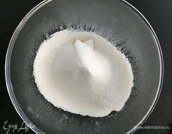 Сливочное масло комнатной температуры порубить на небольшие кубики и объединить с просеянной мукой.