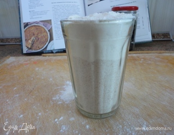 Для теста понадобится 2/3 стакана муки грубого помола (или цельнозерновой) и 1/3 стакана обыкновенной.