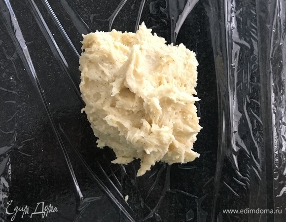 Тесто завернуть в пищевую пленку.