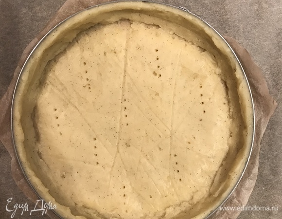 Переложить тесто в форму диаметром 20 см и наколоть его вилкой.