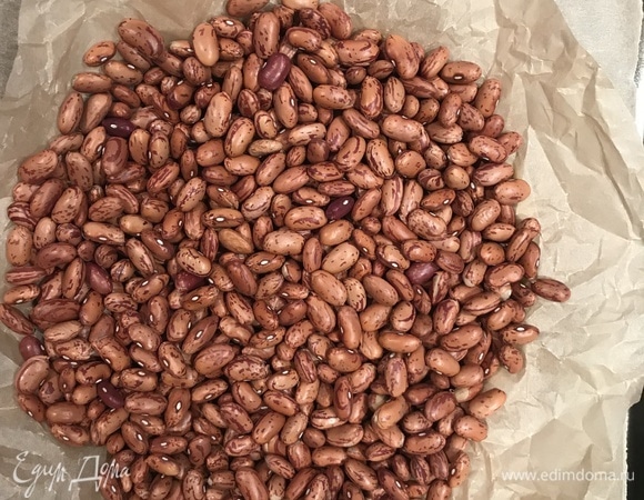 Накрыть бумагой для выпечки, сверху насыпать фасоль и отправить выпекаться 18 минут при 190°C. Затем убрать фасоль с бумагой и оставить основу в духовке на 5 минут подрумяниться.