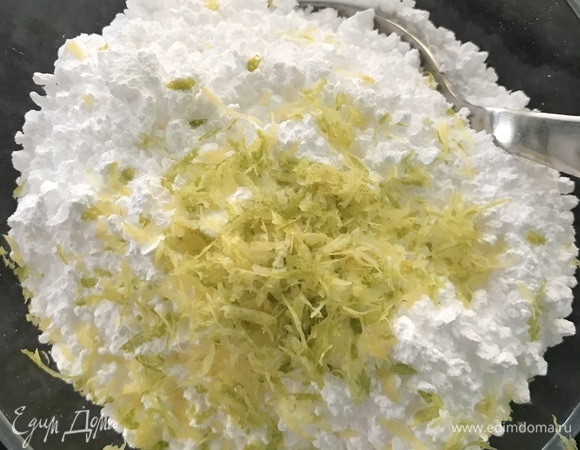 Крем: сахарную пудру смешать с лимонной цедрой.