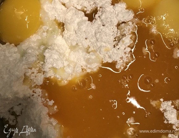 Объединить с желтками, 130 г пюре маракуйи и 30 г лимонного сока.