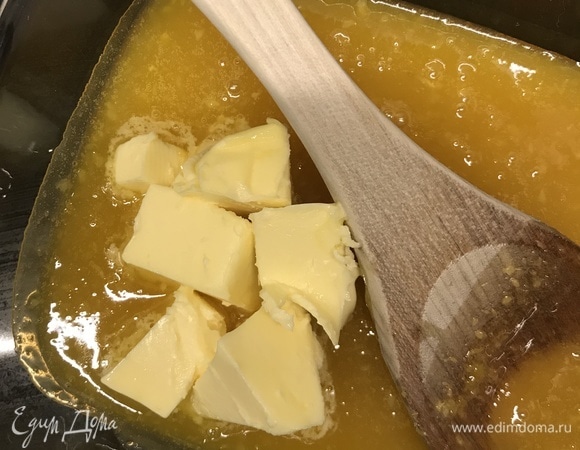 Дать крему немного остыть, вмешать сливочное масло комнатной температуры, дать полностью остыть и отправить в холодильник на 4 часа или до застывания.