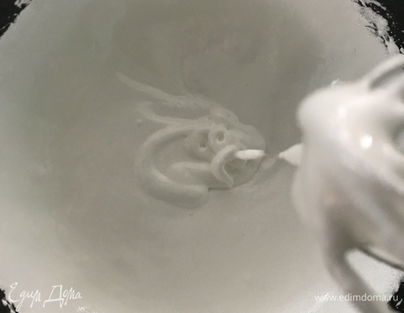 Меренга: белок взбить до небольшой пены, всыпать сахар и продолжать взбивать до красивой блестящей массы.