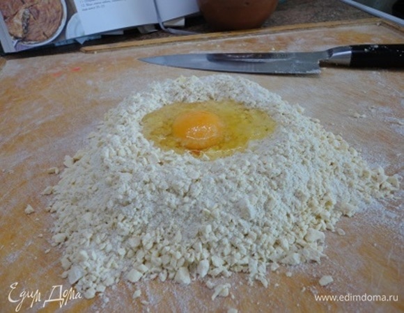 Оба вида муки порубить ножом вместе с охлажденным сливочным маслом. В горке сделать углубление, вбить яйцо и посолить.