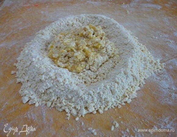 Ложкой (движениями от краев к середине) смешать часть муки с яйцом, чтобы оно не растеклось, затем частями влить ледяную воду. Возможно, она вся не понадобится.