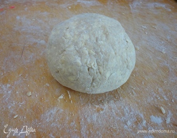 Скатать тесто в шар, завернуть в пленку и отправить в холодильник минимум на 30 минут.