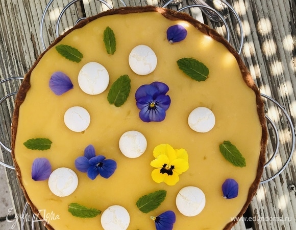 Остывшую песочную основу заполнить кремом и меренгой (необязательно).