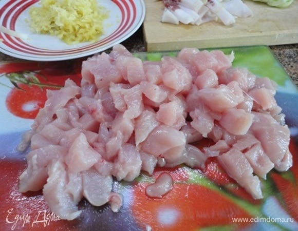 Куриные грудки нарезать небольшими кубиками. Все смешать, добавить мускатный орех, поперчить, посолить (не забывайте, что сало уже соленое).