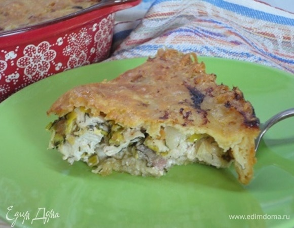 Подавать немного остывшим. Ровно нарезать не удастся, так как тесто очень хрупкое.