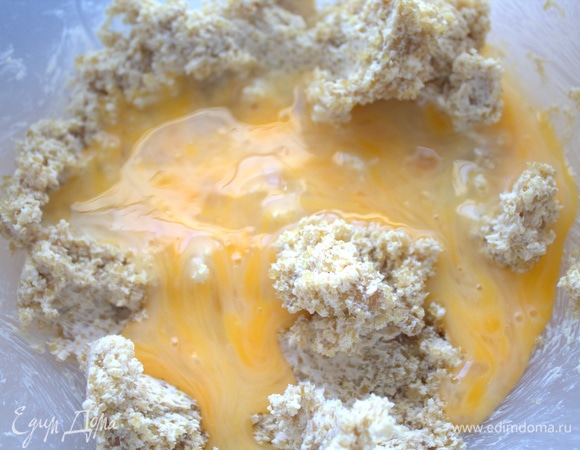 Яйцо отдельно взбить и влить в массу.