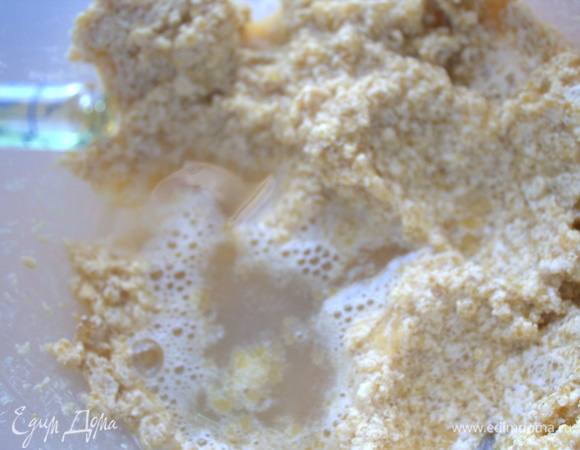 Влить теплую воду (100 мл, но лучше меньше) и ванильный экстракт (несколько капель).