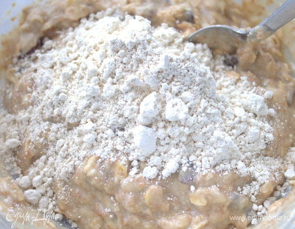 Так как я исключила пудру, а воды можно было использовать меньше, мое тесто требовало еще муки, я добавила овсяную муку (50 г).