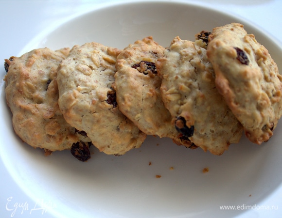 И предложить отведать печенье.